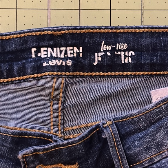 Denizen from Levi’s Cropped distressed jeans - Picture 2 of 12